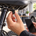 Mini localizator magnetic GF-07 montat sub șaua bicicletei